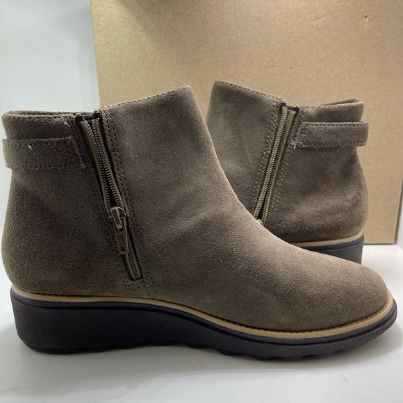 BNIB Clark Sharon Spring Olive Suede - Picture 3 of 11